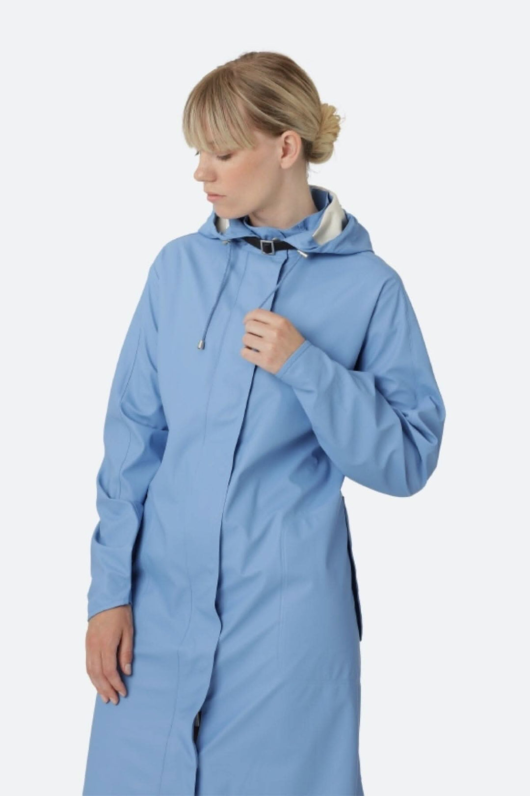 Imperméable féminin léger bleu avec capuche détachable et poches latérales, parfait pour les intempéries.