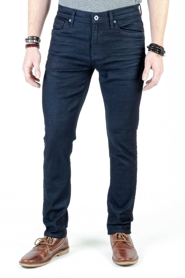 Jean Blade Cobolt en indigo bleu turquoise, finition brute et plis naturels pour un style artisanal.