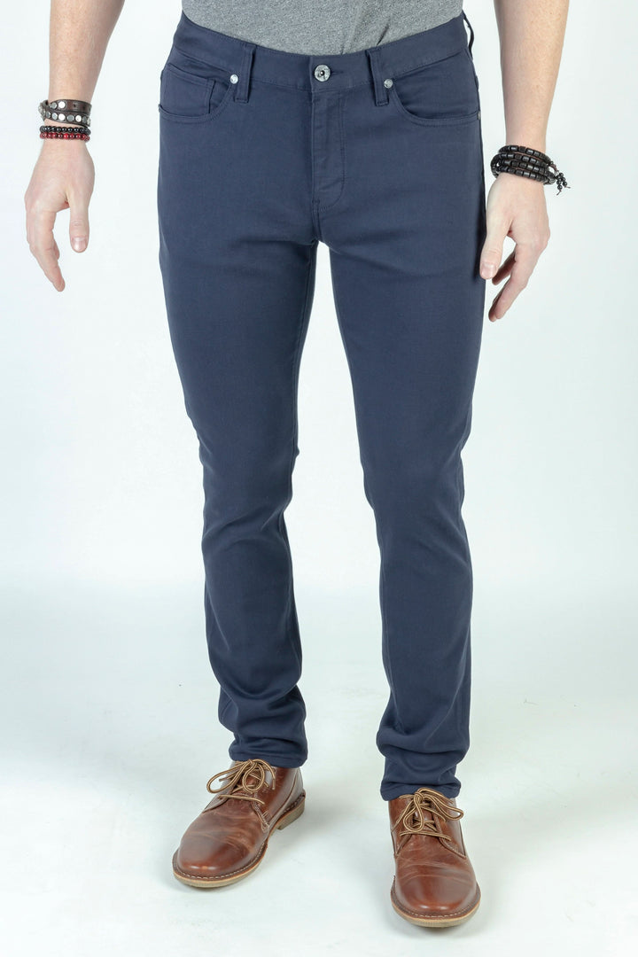 Homme portant des jeans Blade Infinite Navy, résilients et élégants, adaptés à toutes les occasions.