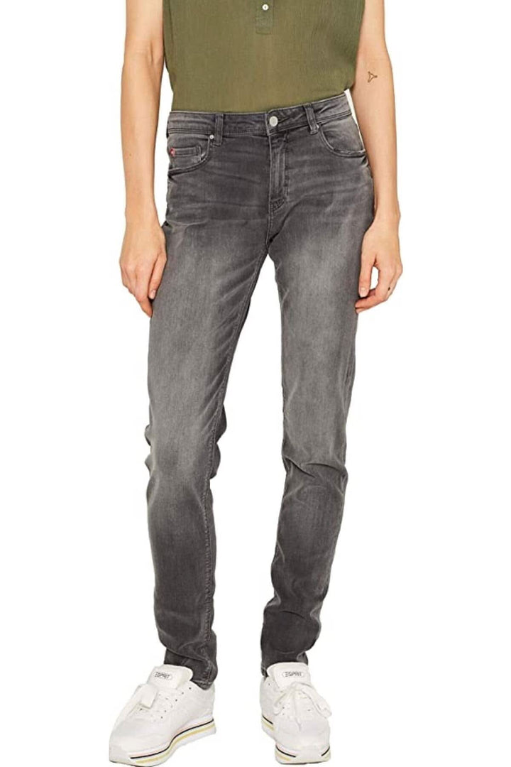 Jean Boyfriend gris à coupe ample, style 5 poches, porté avec un haut vert et des baskets blanches.