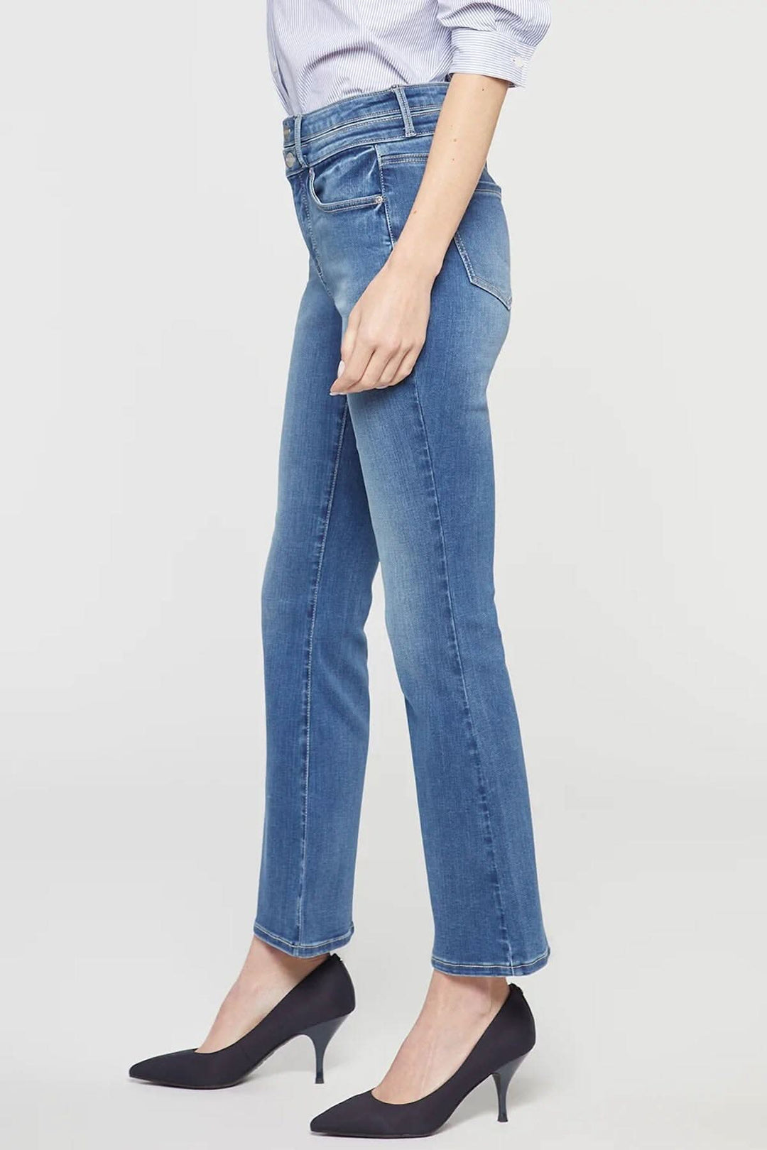 Jean évasé Ava de NYDJ, style taille haute avec une coupe tendance et confortable.