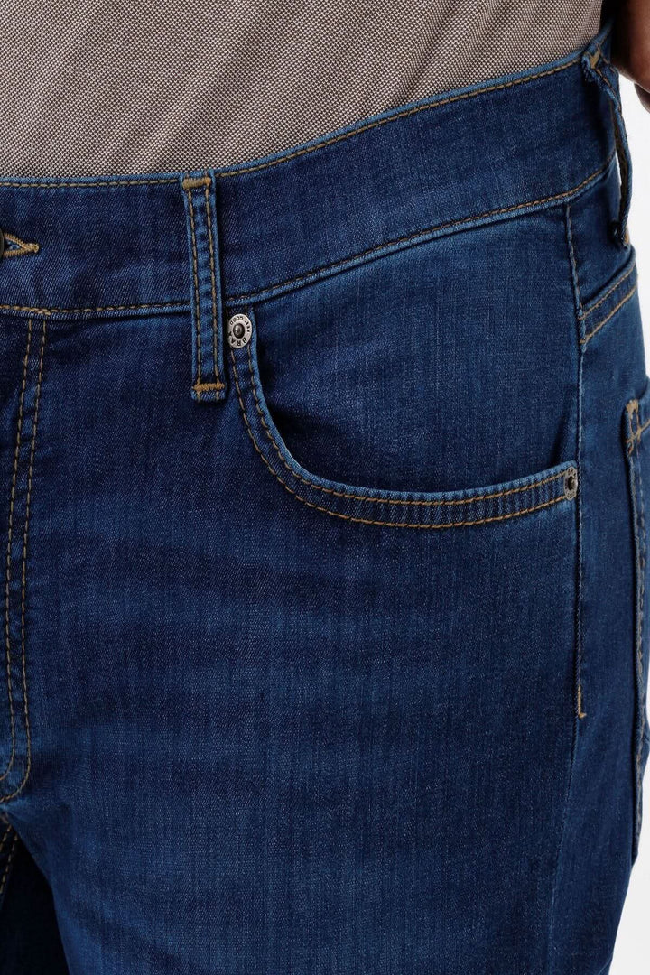 Jean Hi-flex stretch léger pour homme, coupe moderne avec poches et finition en denim.