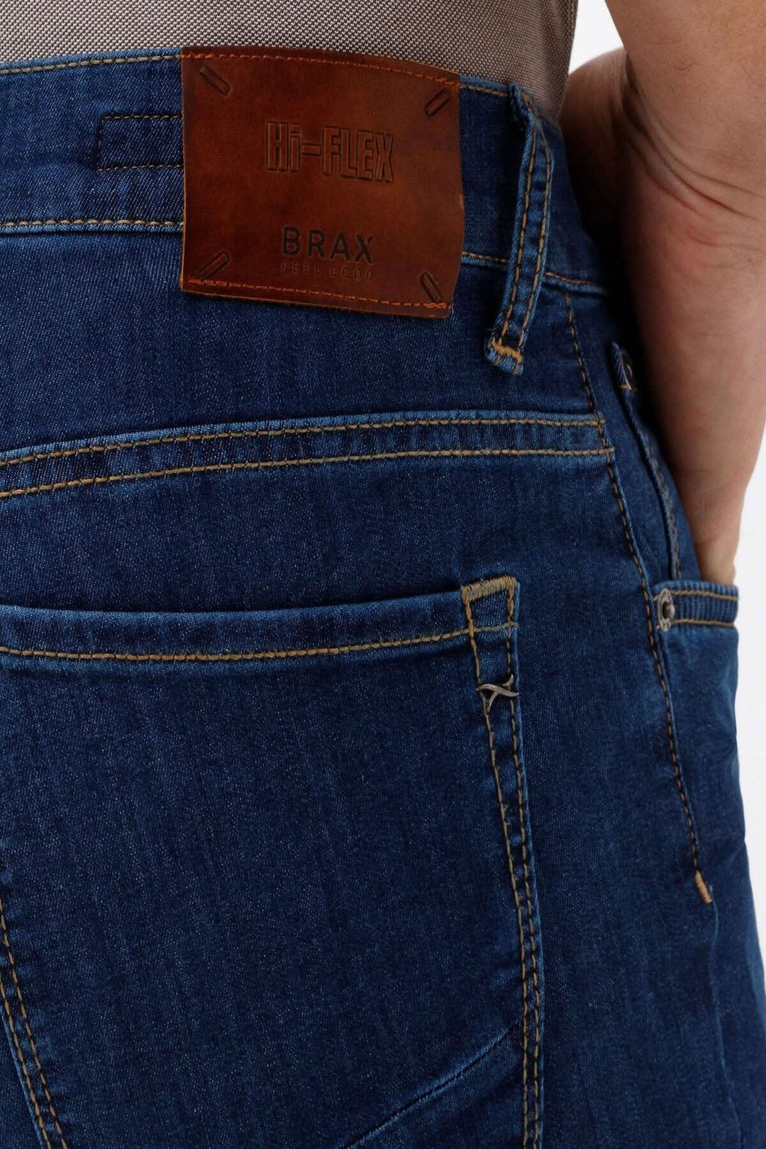 Détails de l'arrière des jeans Hi-Flex pour homme avec étiquette en cuir, denim bleu, coupe moderne.