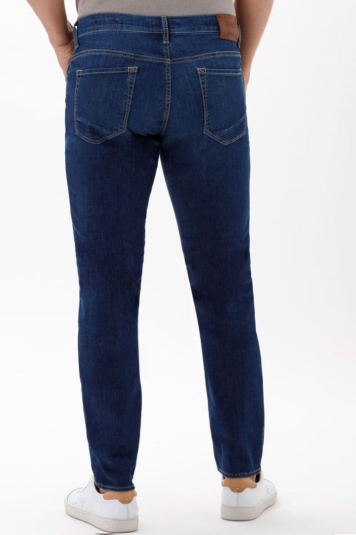 Jean Hi-flex pour homme, coupe slim moderne, dos avec poches revolver et finition denim classique.