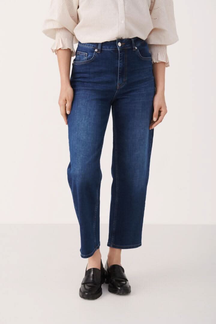 Jean Judy à jambe droite et taille haute, denim foncé, coupe décontractée, longueur cheville, confortable et stylé.
