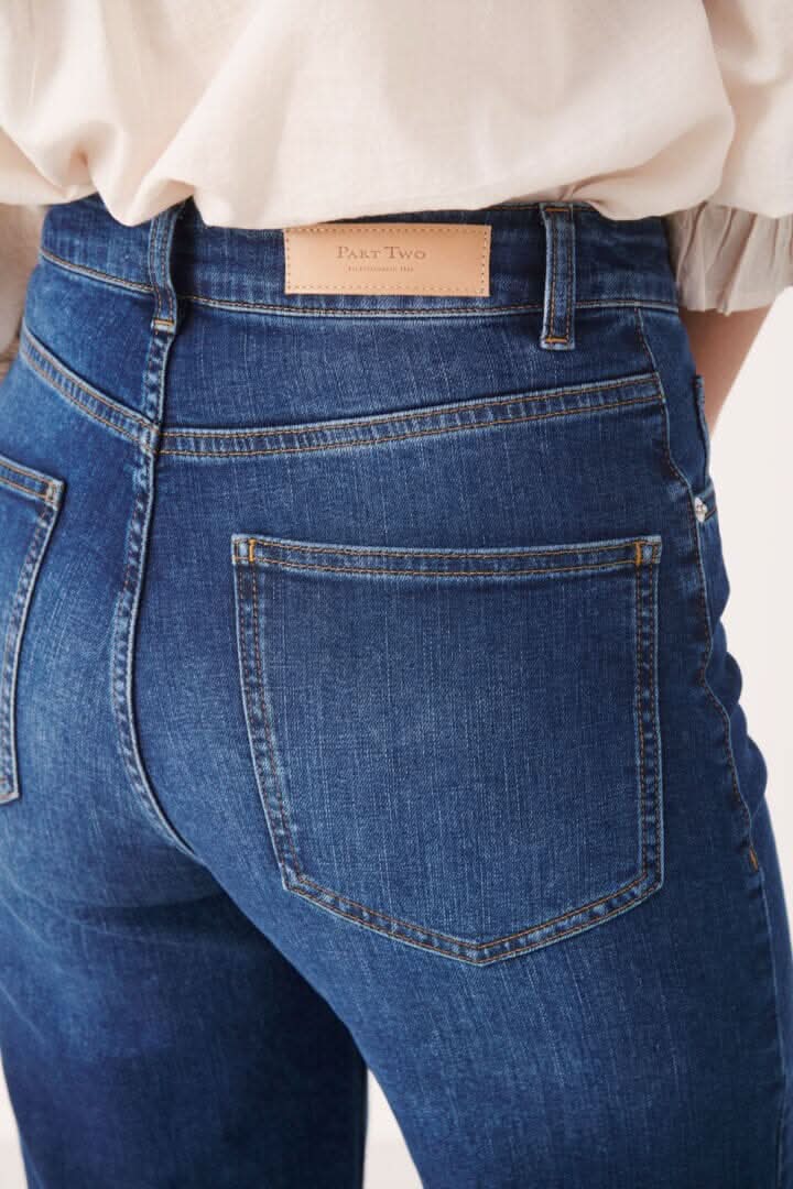 Jean Judy à jambe droite, taille haute, denim structuré, fini foncé, style décontracté parfait pour toutes silhouettes.