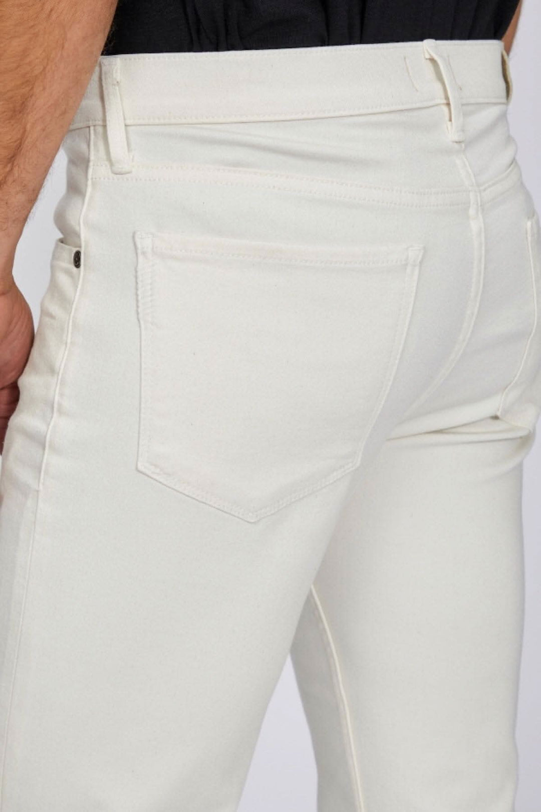 Détails du jean Lennox Ice pearl, coupe slim en denim blanc cassé, soulignant le style moderne et confortable.