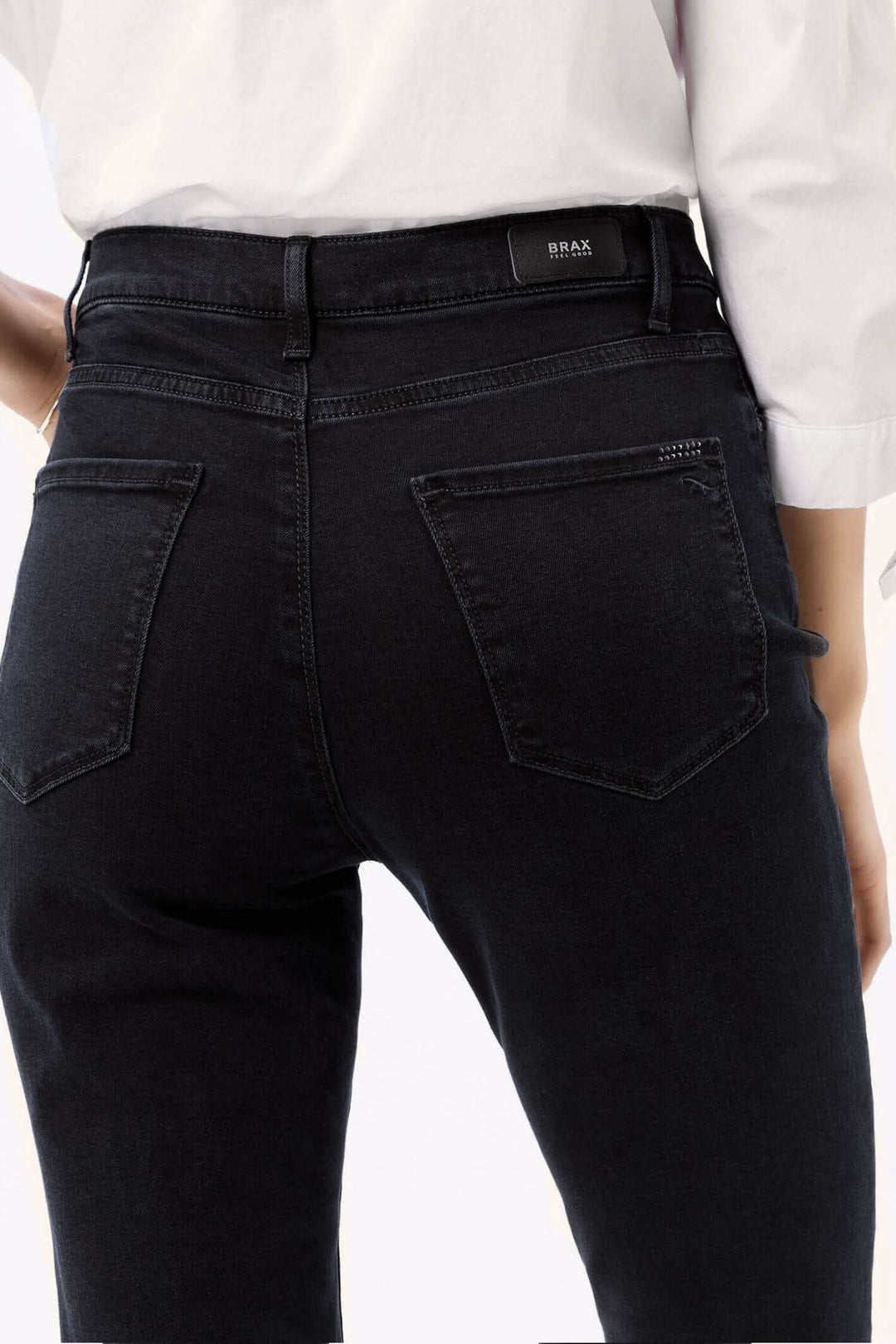 Jean Mary de BRAX pour femme, coupe décontractée, aspect denim noir, détails raffinés et durables.
