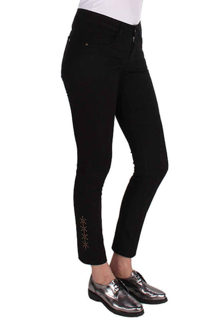 Jean noir ajusté avec studs bronze en bas, poches avant et arrière, style skinny D01-88-102.
