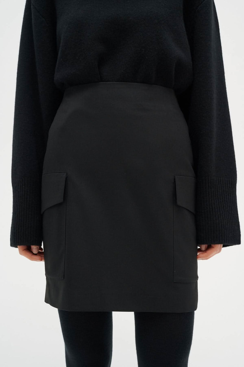 Jupe Wail noire avec poches, idéale pour un look décontracté avec un chandail à col roulé.