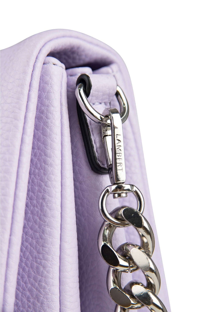 Détail du sac à main Le Valeria en lilas, montrant la chaîne en métal et le cuir texturé.