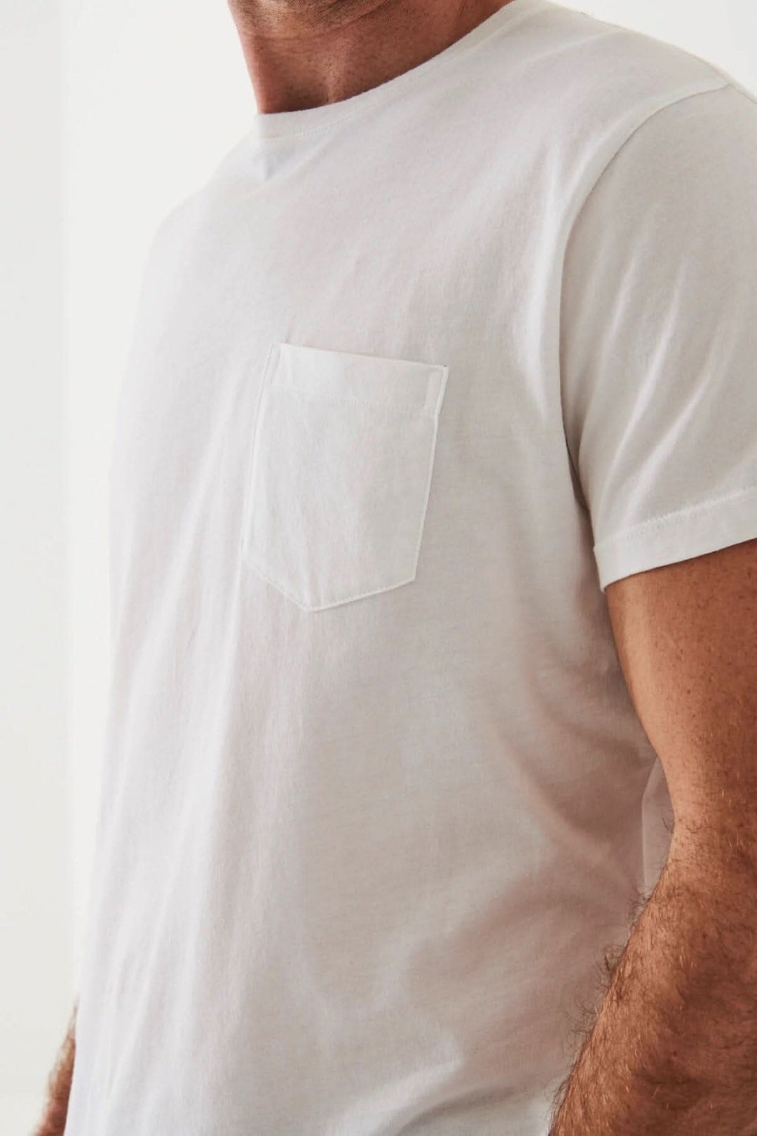 T-shirt léger en coton pima avec poche plaquée, col rond, adapté pour temps chaud.
