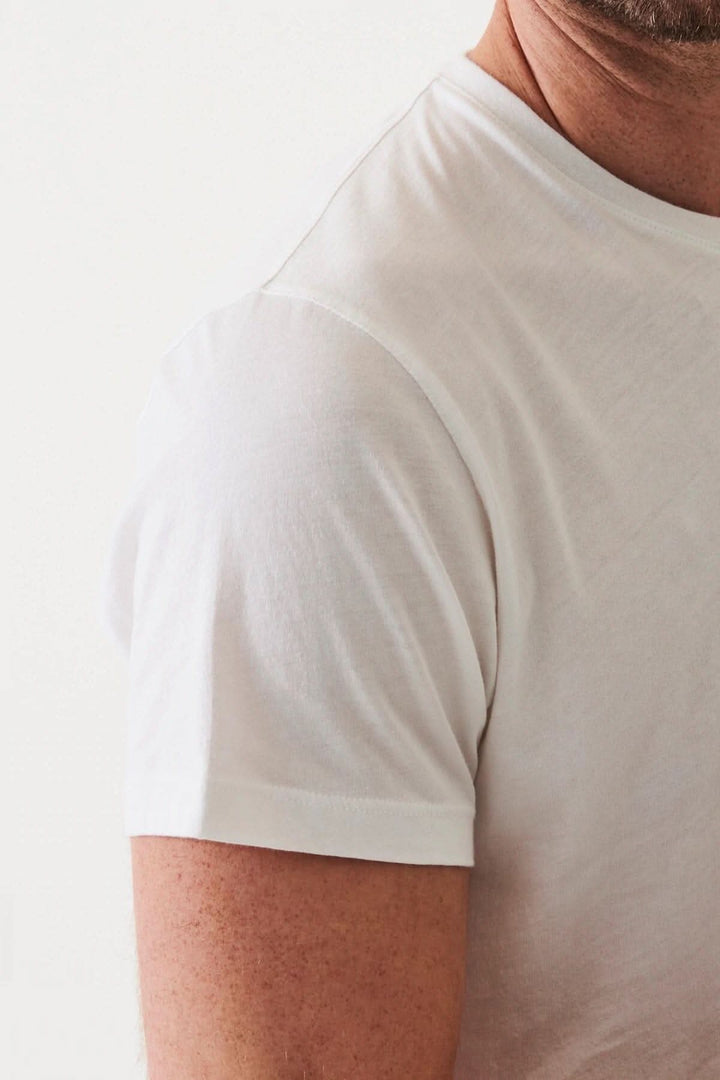 T-shirt léger en coton pima avec col rond et poche, idéal pour temps chaud.
