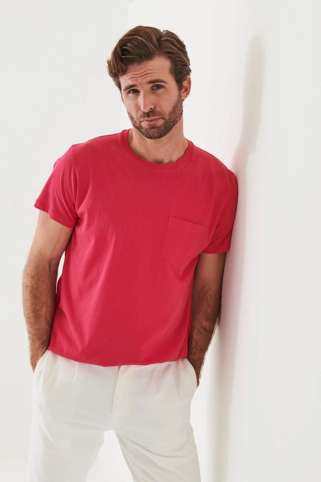 T-shirt léger en coton pima rose pour homme avec poche, parfait par temps chaud.