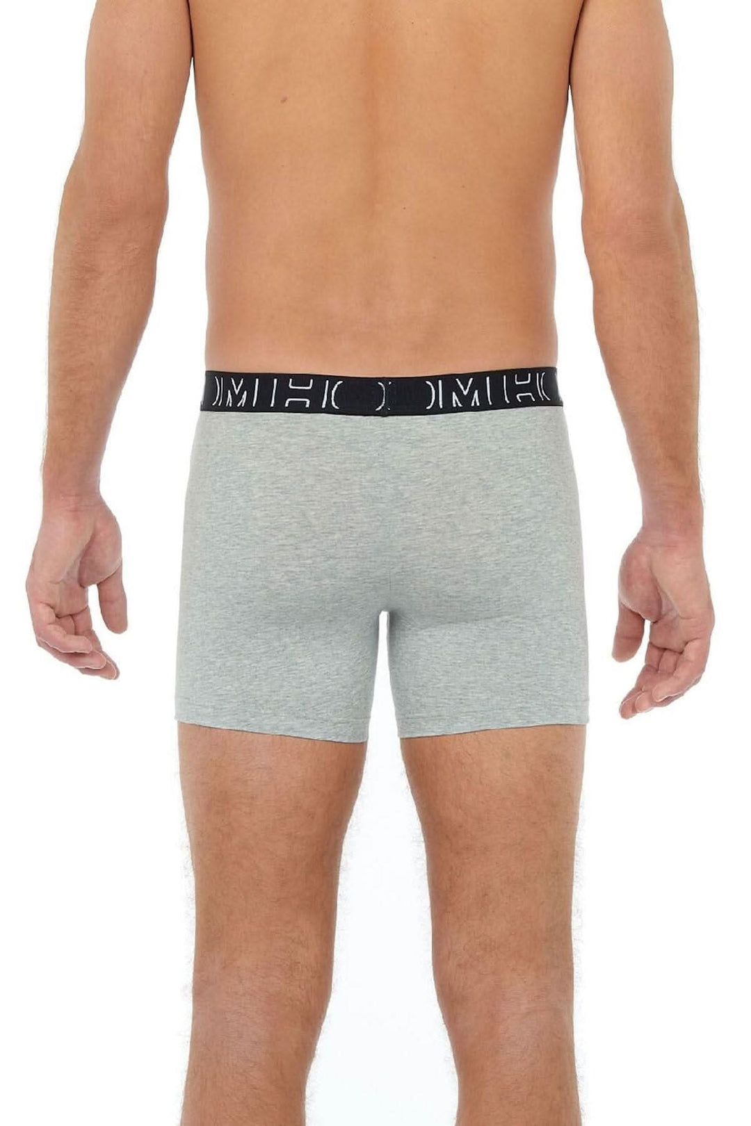 Homme portant un boxer gris chiné, vu de dos, avec ceinture noir sur les sous-vêtements RAYAN 
