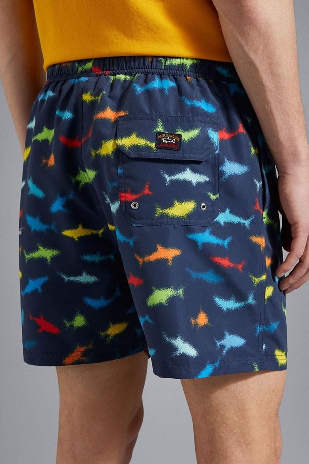 Maillot de bain Paul and Shark avec imprimé coloré de requins, coupe régulière et poches latérales.