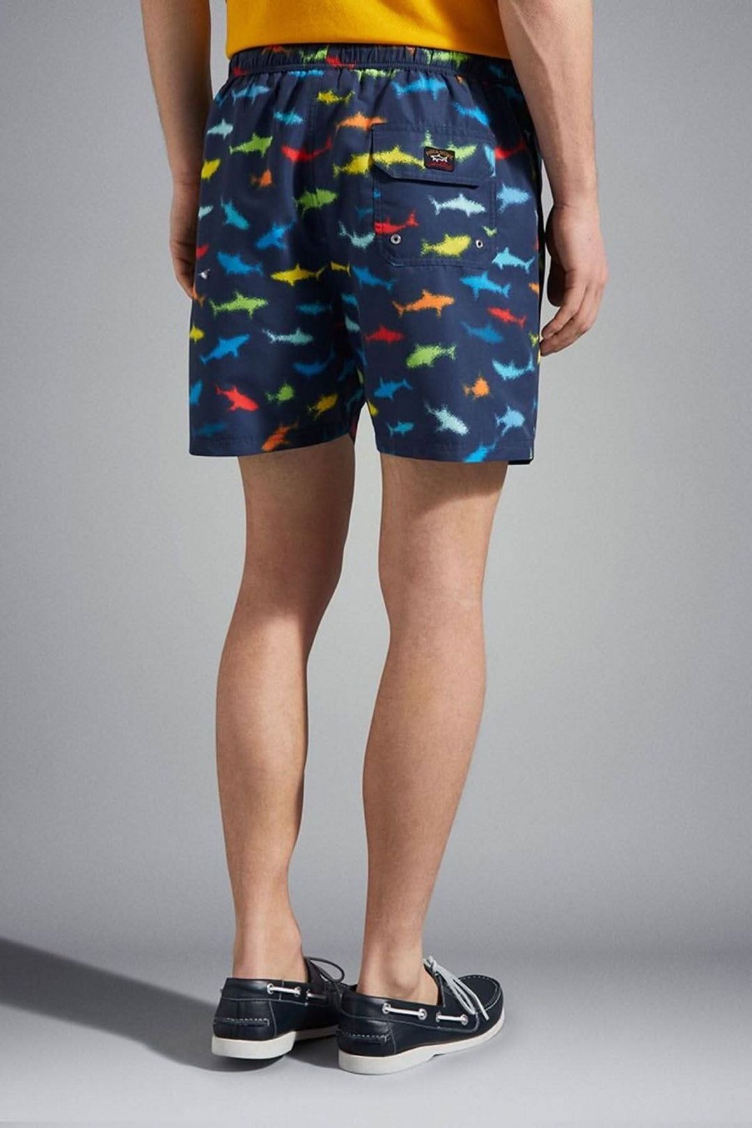 Short de bain Paul and Shark avec imprimé requins colorés, coupe régulière et poches.