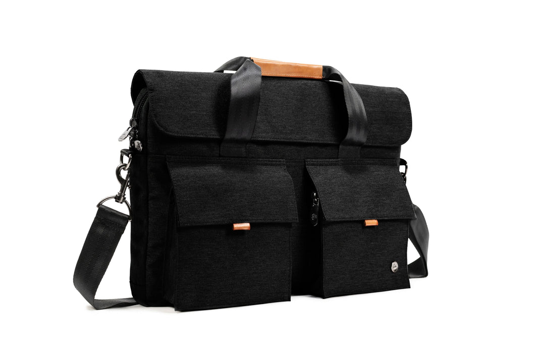 Sac messager PKG Richmond 10L en noir avec rabat magnétique et poches avant.