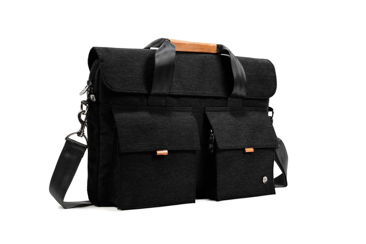 Sac messager PKG Richmond 10L en noir avec rabat magnétique et poches avant.
