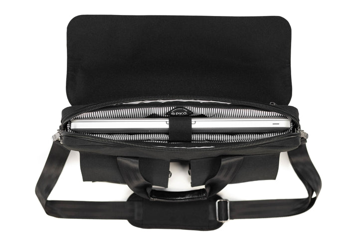 Vue du haut du messager PKG Richmond 10L avec ordinateur portable et compartiments organisateurs.