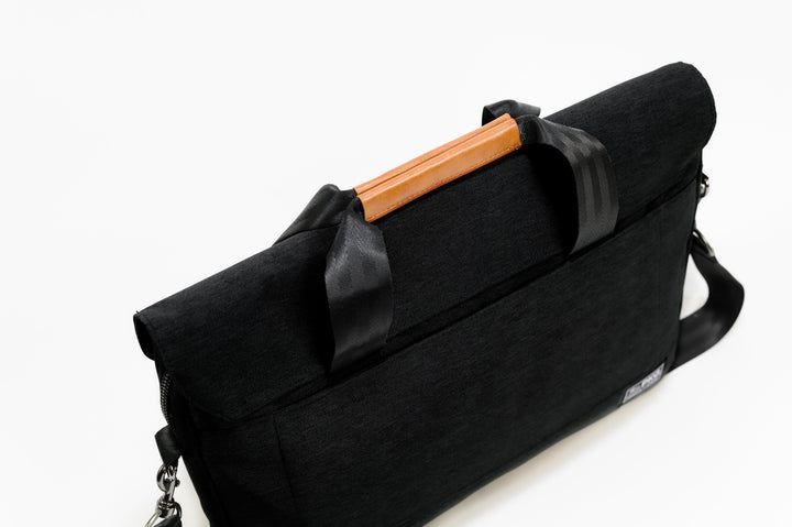 Sac messager PKG Richmond 10L en noir, avec poignée en bois et bandoulière, conçu pour le transport d&