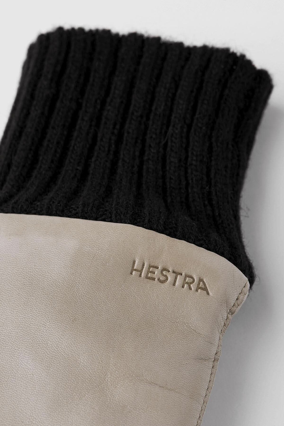 Mitaines Tina en cuir de mouton avec poignets en tricot côtelé, couleur beige et noir.