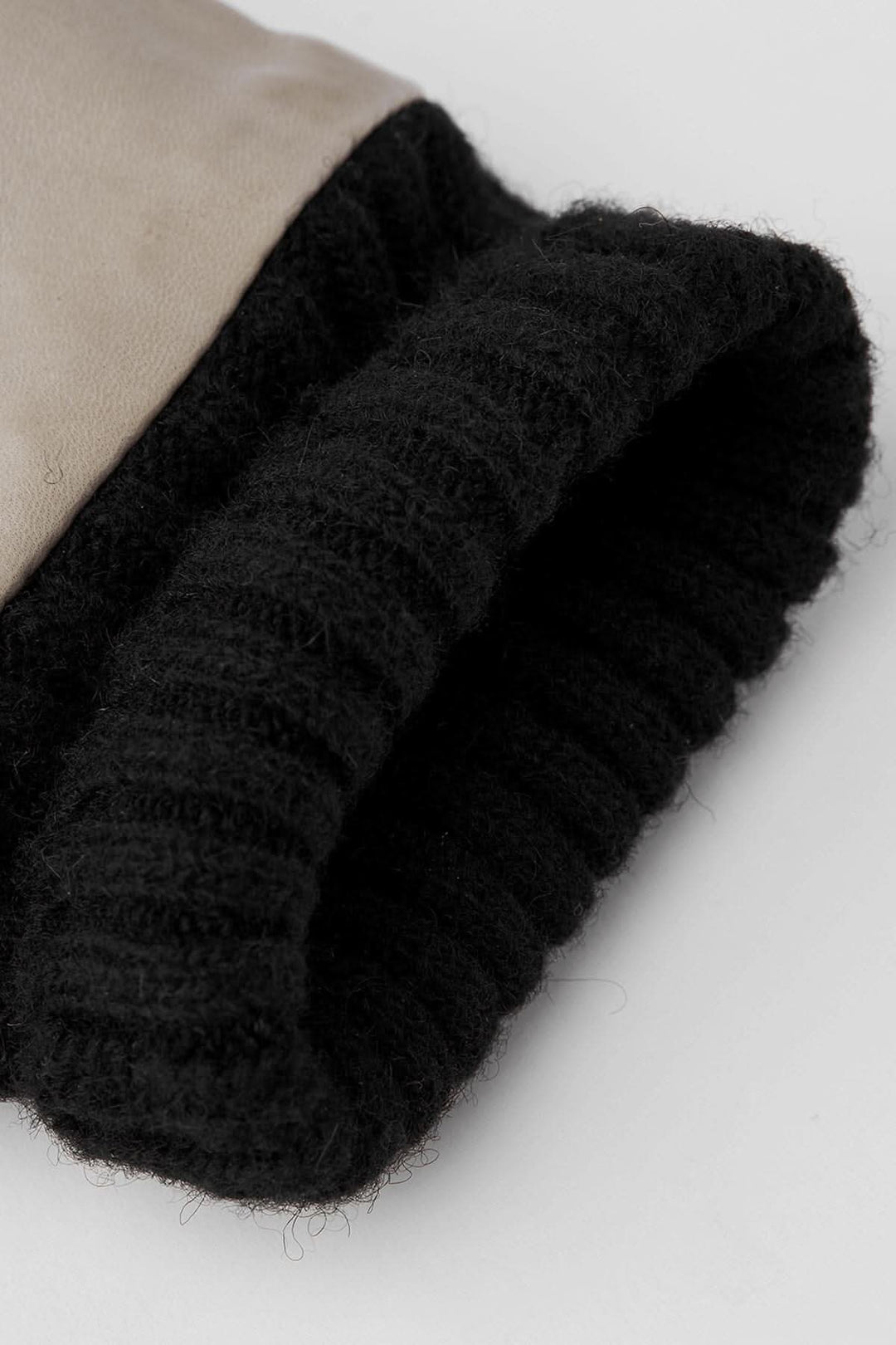 Mitaines Tina en cuir de mouton avec poignets en tricot côtelé noir, doublure chaude en Primaloft.