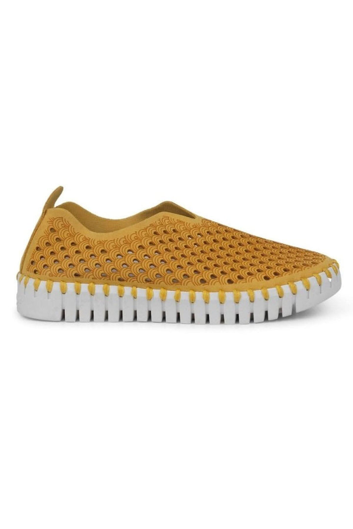 Mocassin Tulip139 en microfibre recyclée, couleur moutarde, avec semelle blanche, design léger et confortable.