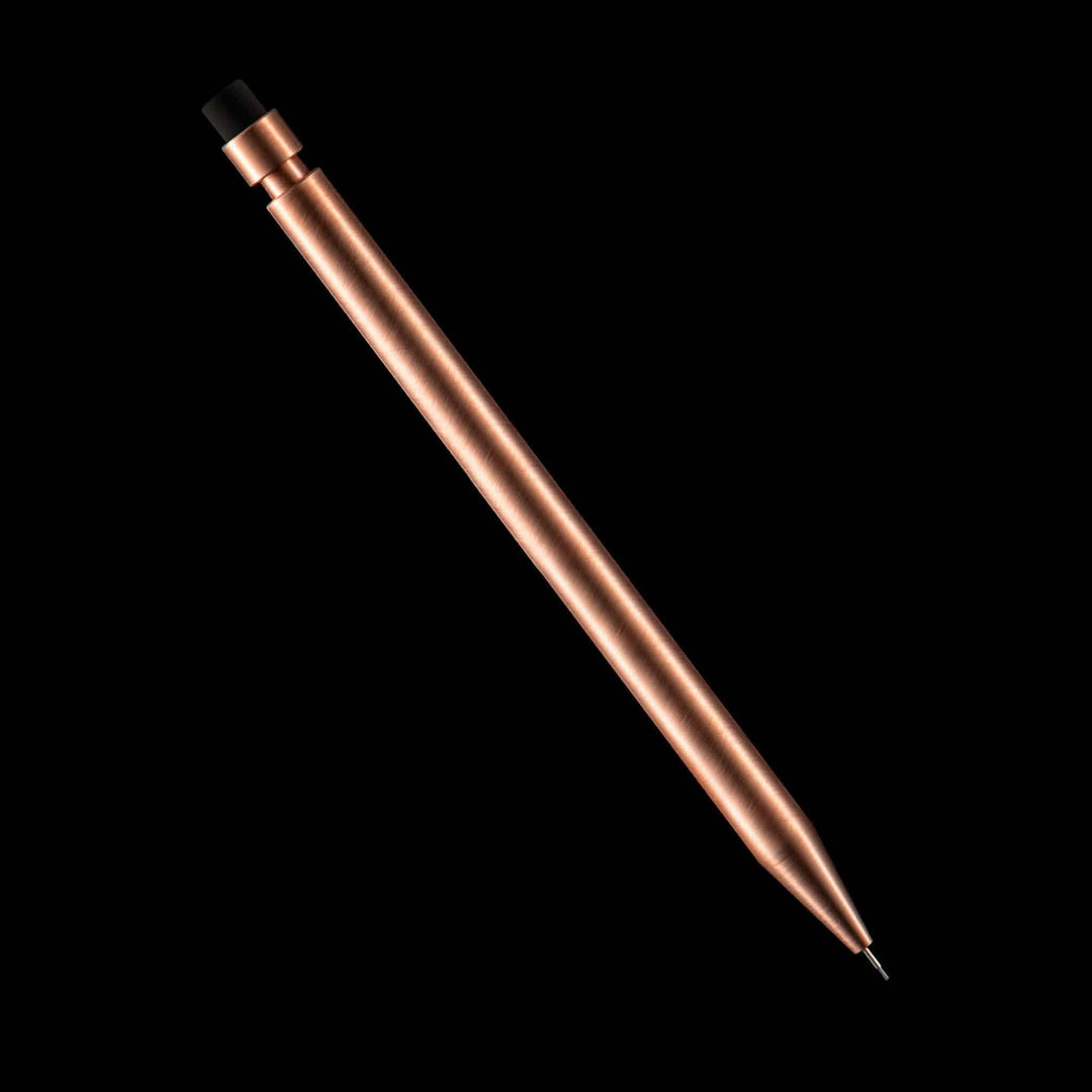 Crayon Modern Fuel en métal solide, sans plastique, avec un design unique et élégant, taillé pour une présentation impeccable.