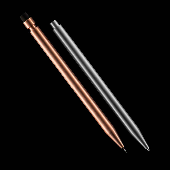 Deux crayons Modern Fuel en métal robuste, l&
