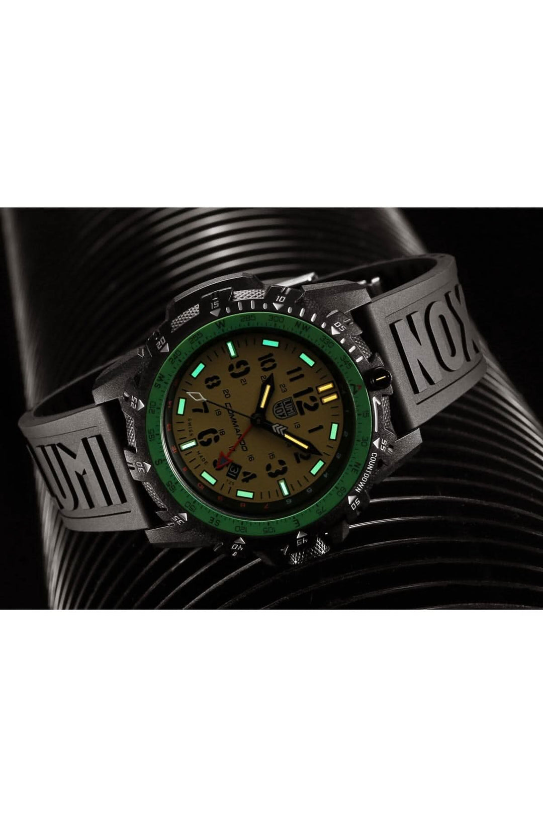 Montre Luminox Commando Raider 3321 avec cadran lumineux vert et bracelet en caoutchouc noir.