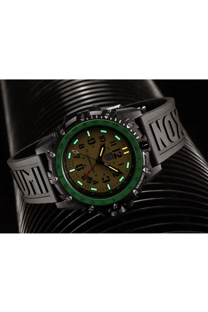 Montre Luminox Commando Raider 3321 avec cadran lumineux vert et bracelet en caoutchouc noir.