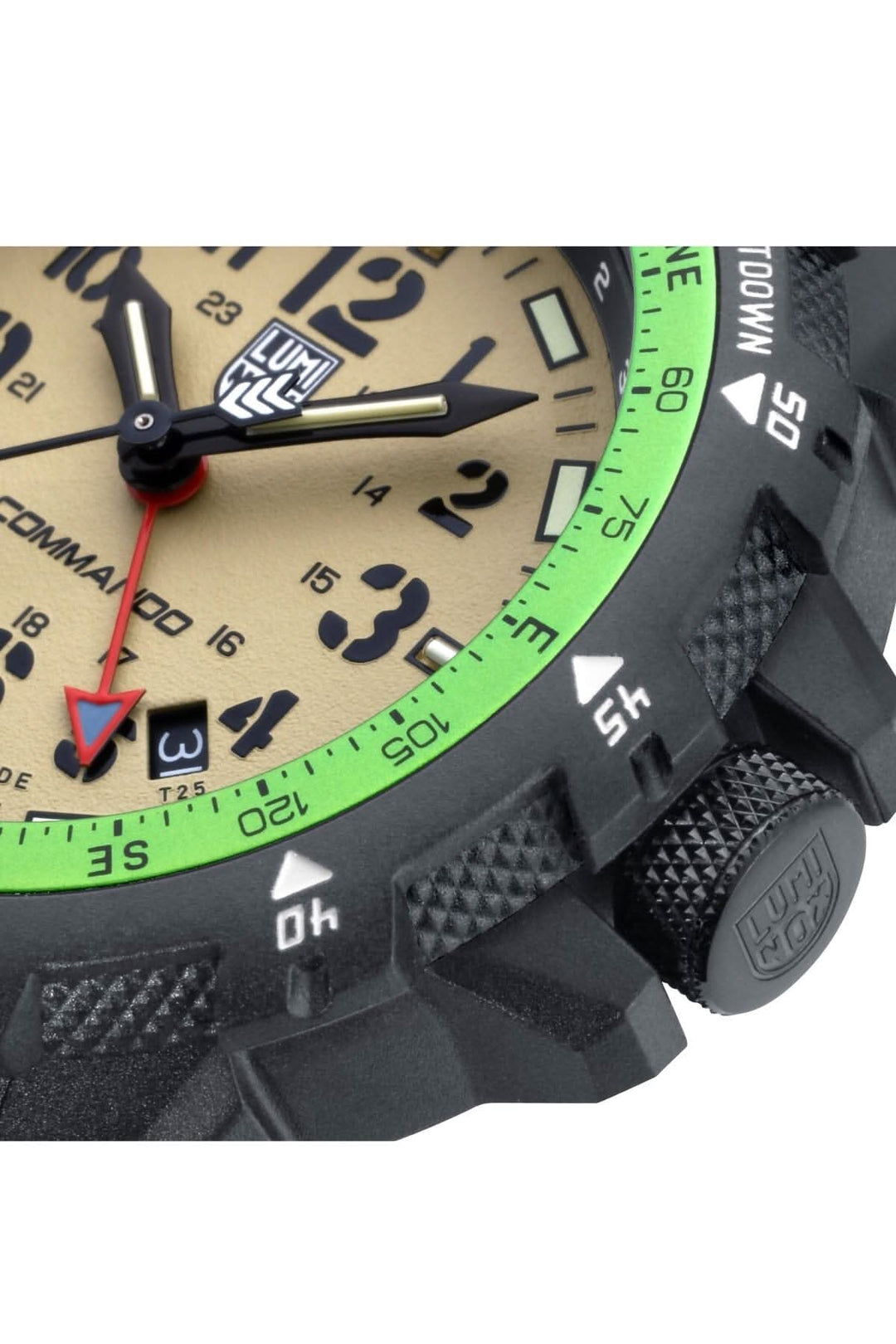 Détail de la montre Commando Raider 3321 avec cadran beige, aiguilles noires et verte, et boîtier robuste en noir.