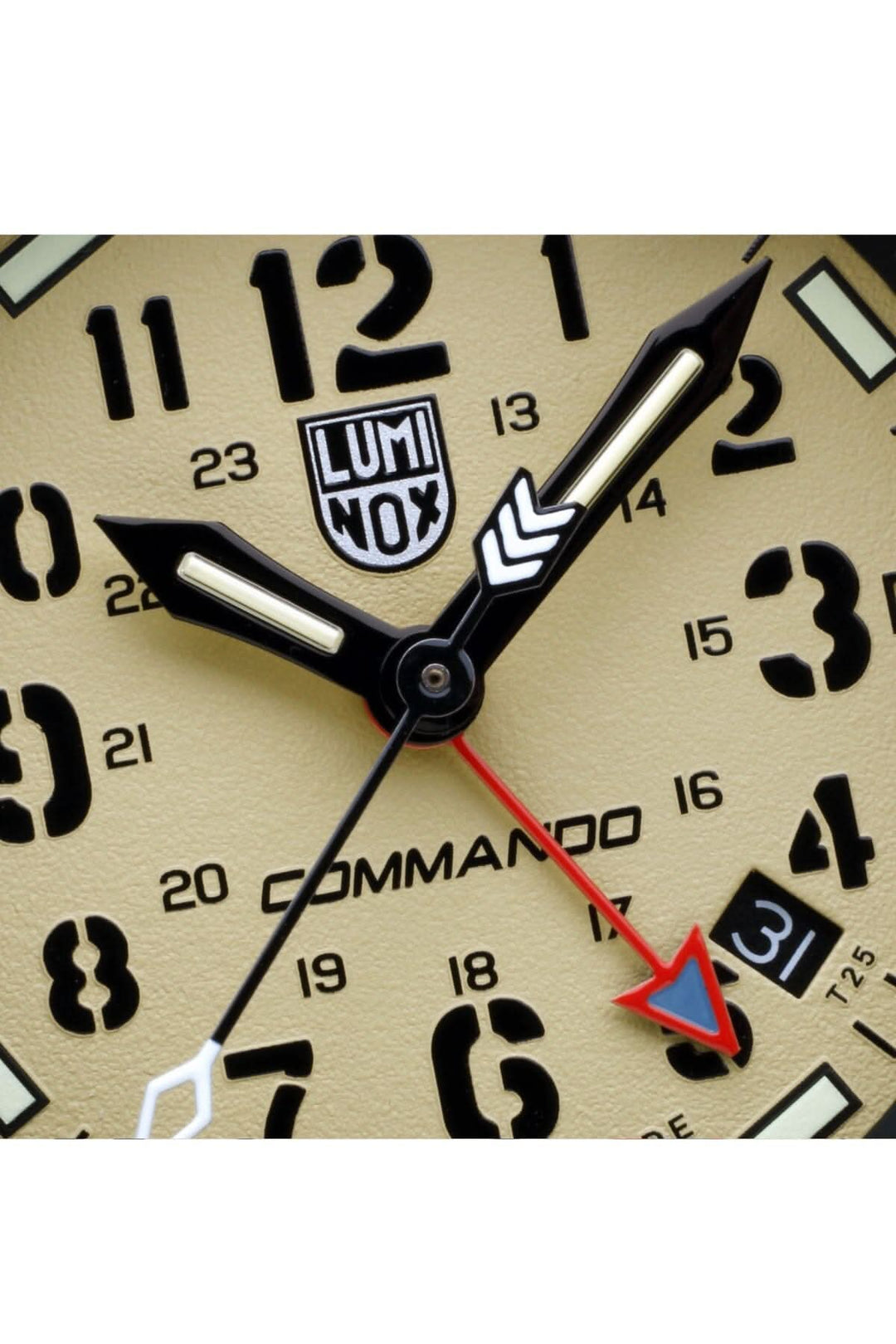 Gros plan sur le cadran de la montre Luminox Commando Raider, affichant l'heure et la date.