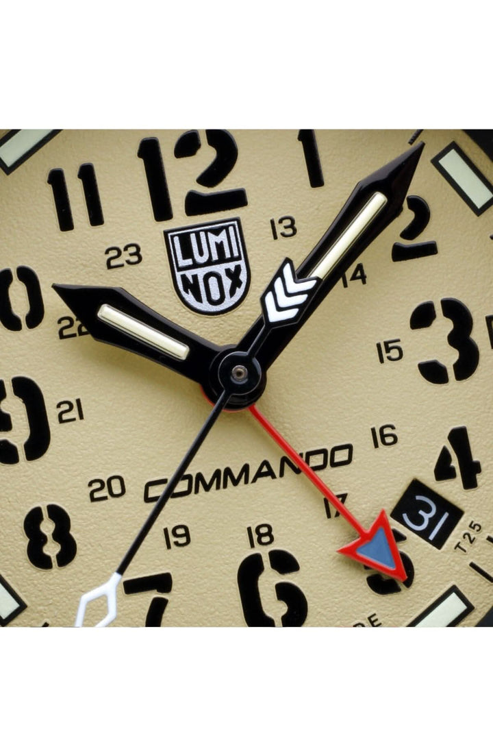 Gros plan sur le cadran de la montre Luminox Commando Raider, affichant l'heure et la date.