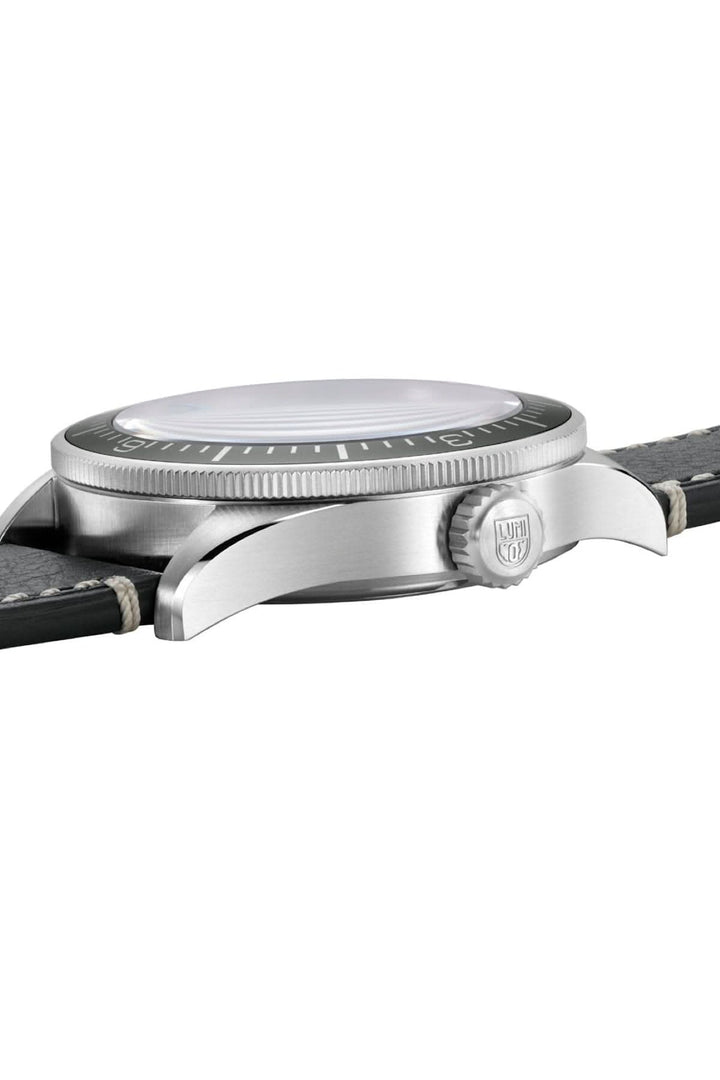 Montre Constellation 9601 avec boîtier en acier inoxydable et bracelet en cuir gris, cadran élégant de 42 mm.