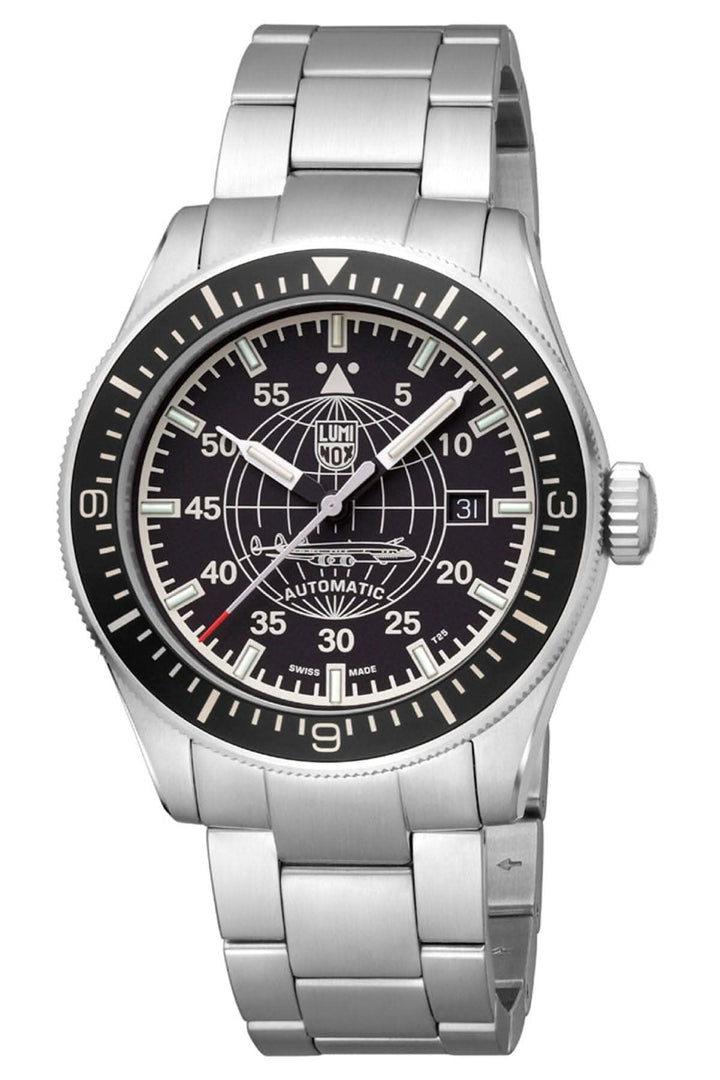 Montre Luminox automatique avec cadran noir et bracelet en acier, résistante à 100 mètres, pour toutes occasions.