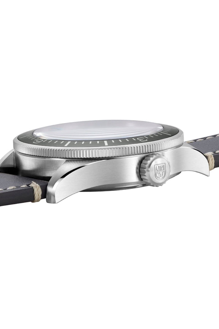 Détail de la montre Constellation 9602 avec verre saphir et boîtier en acier inoxydable sur bracelet en cuir.