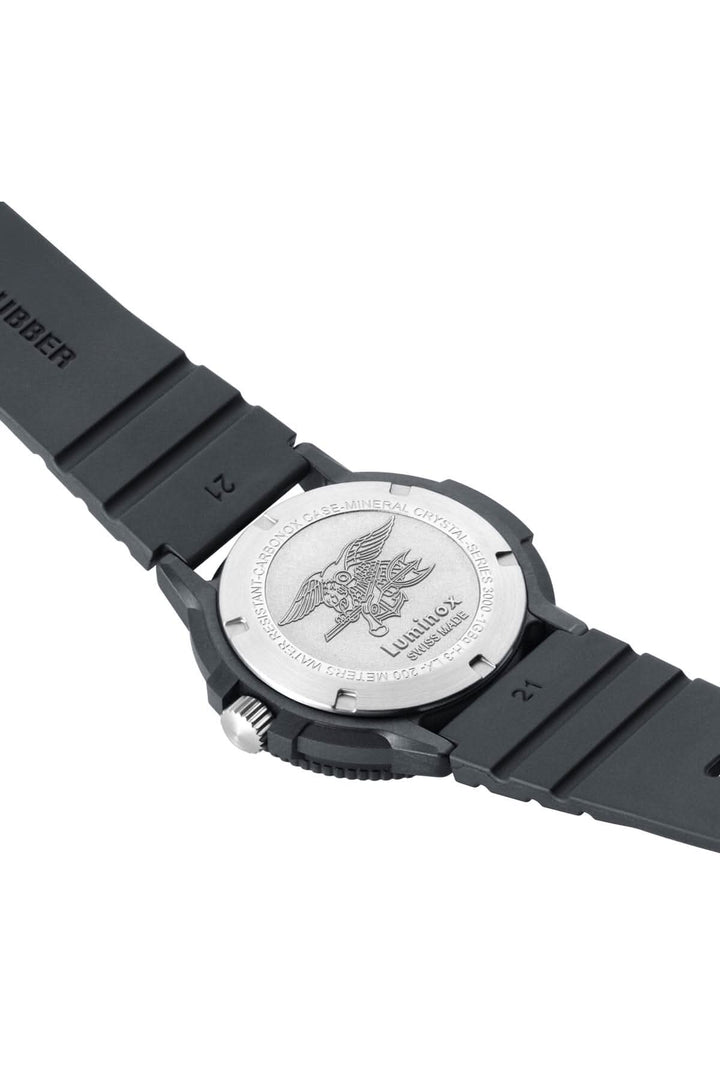 Montre Luminox Navy SEAL 3003.EVO avec bracelet en caoutchouc et fond gravé, design robuste et étanche.