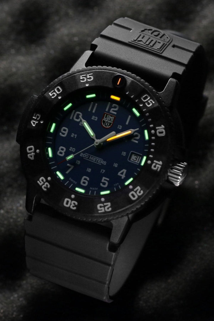 Montre Luminox Navy SEAL 3003.EVO, étanche, avec lumière constante et boîtier en CARBONOX™.