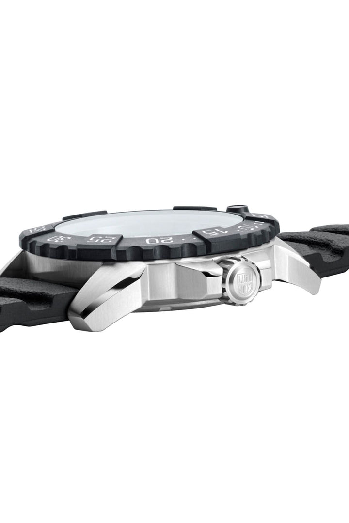 Profil de la montre Navy Seal Steel 3251.CB en acier inoxydable avec couronne et bracelet en caoutchouc.