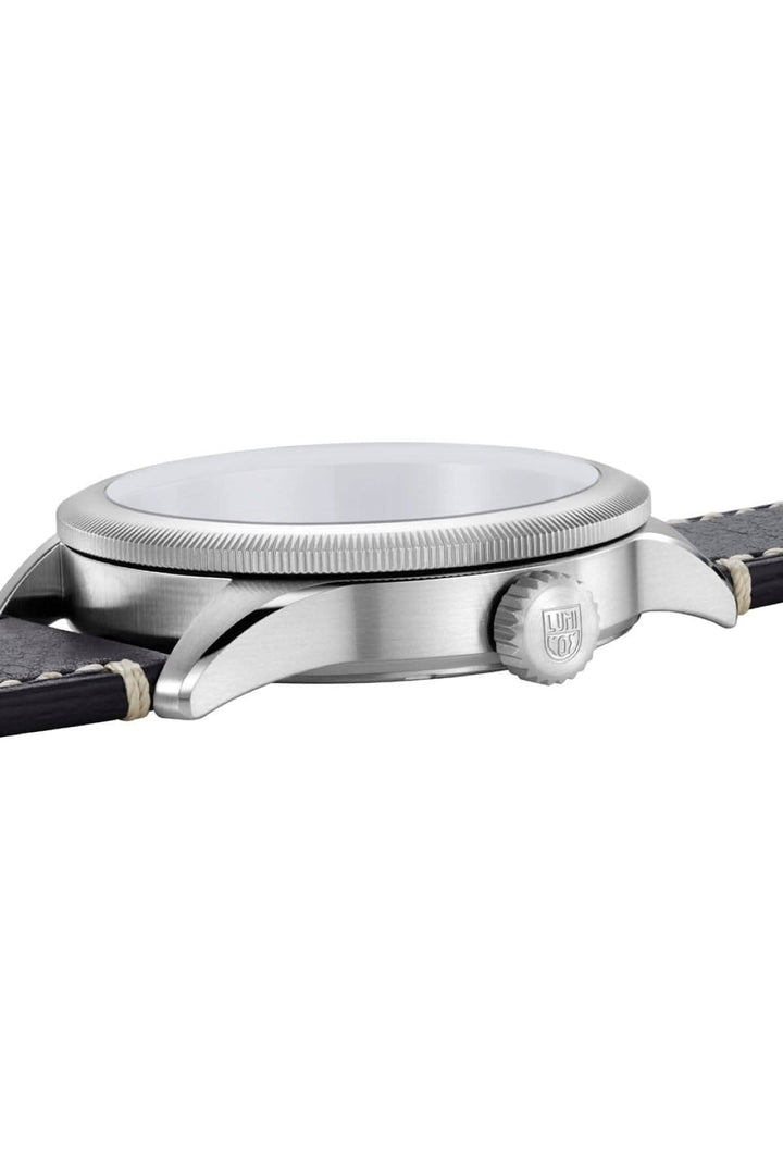 Détail de la Montre P-38 Lightning 9527 montrant le boîtier en acier et le bracelet en cuir marron.