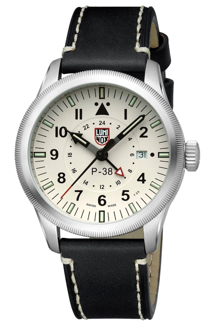 Montre P-38 Lightning avec cadran clair et bracelet en cuir noir, idéale pour les voyageurs.