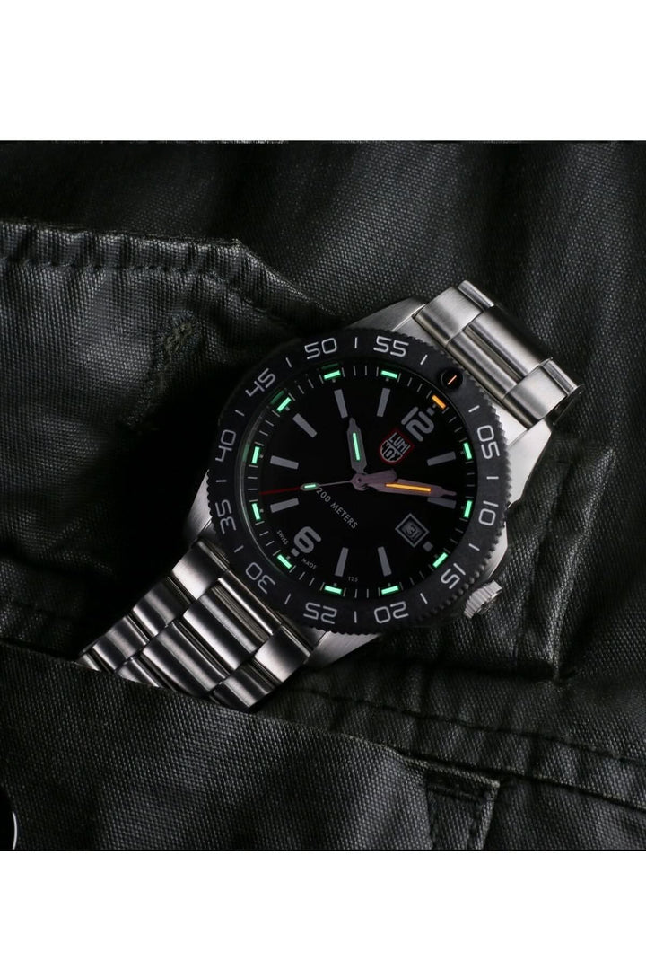 Montre Montre Pacific Diver 3122 avec un boîtier en acier et lunette CARBONOX™, idéale pour les explorateurs.