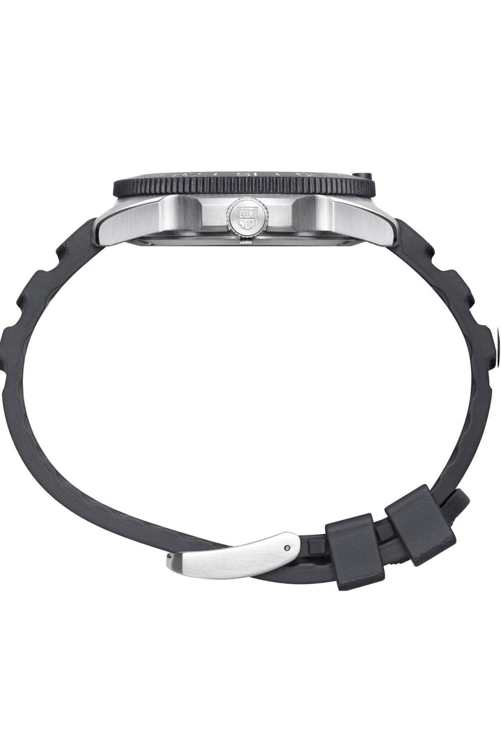 Montre Pacific Diver 3135 vue latérale, boîtier en acier inoxydable et bracelet en caoutchouc noir.