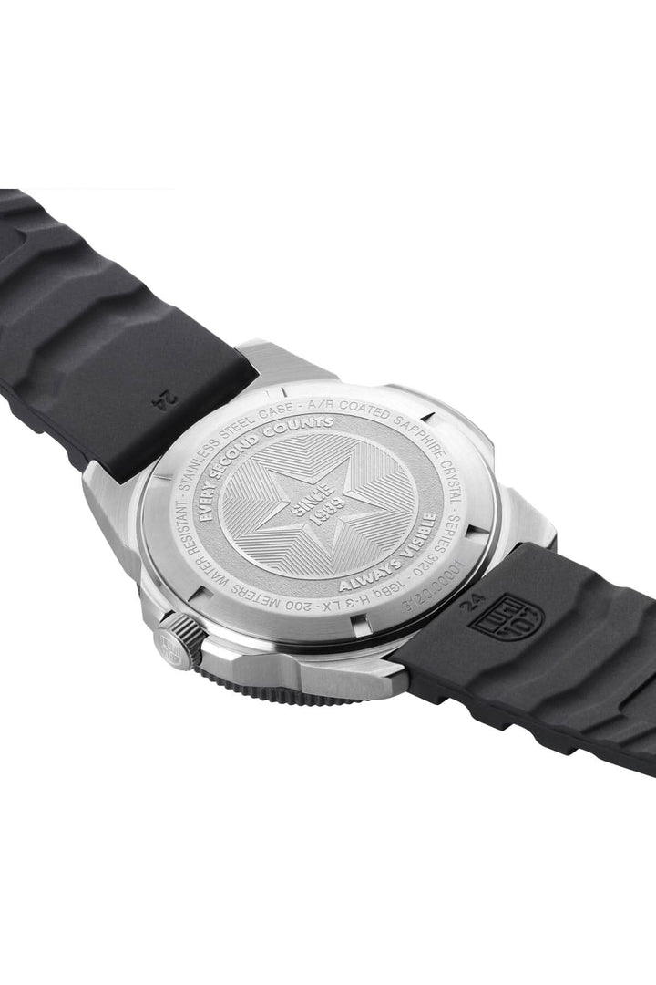 Montre Luminox Pacific Diver 3135 avec dos en acier inoxydable et bracelet en caoutchouc noir.