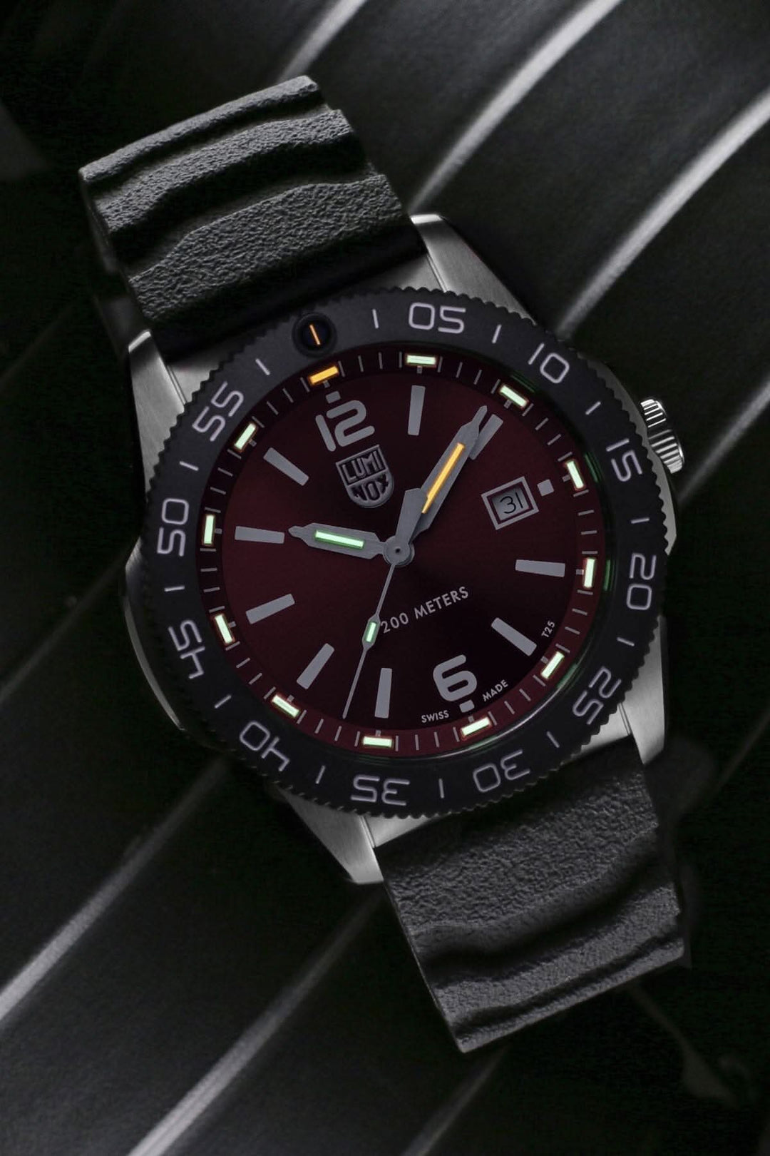 Montre Luminox Pacific Diver 3135 avec boîtier en acier et lunette en CARBONOX™, étanche jusqu'à 300 mètres.
