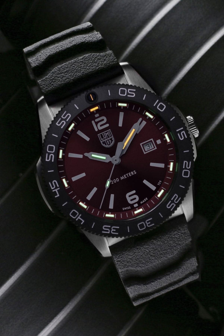 Montre Luminox Pacific Diver 3135 avec boîtier en acier et lunette en CARBONOX™, étanche jusqu'à 300 mètres.
