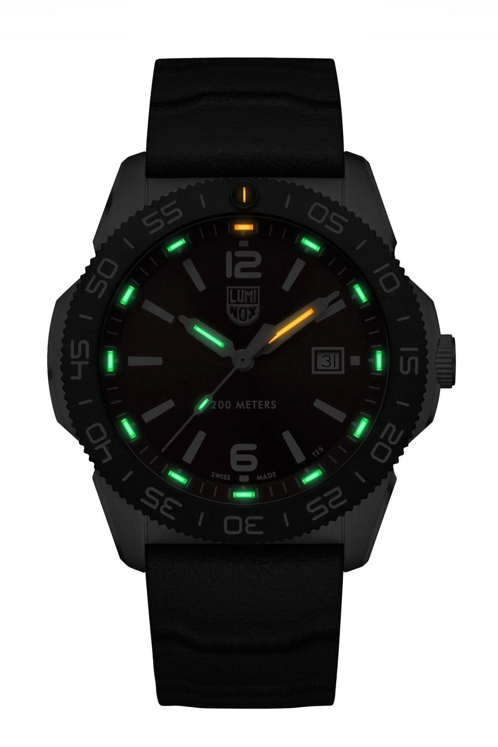 Montre Luminox Pacific Diver 3135, boîtier en acier, lunette en CARBONOX™, étanchéité 300 mètres.