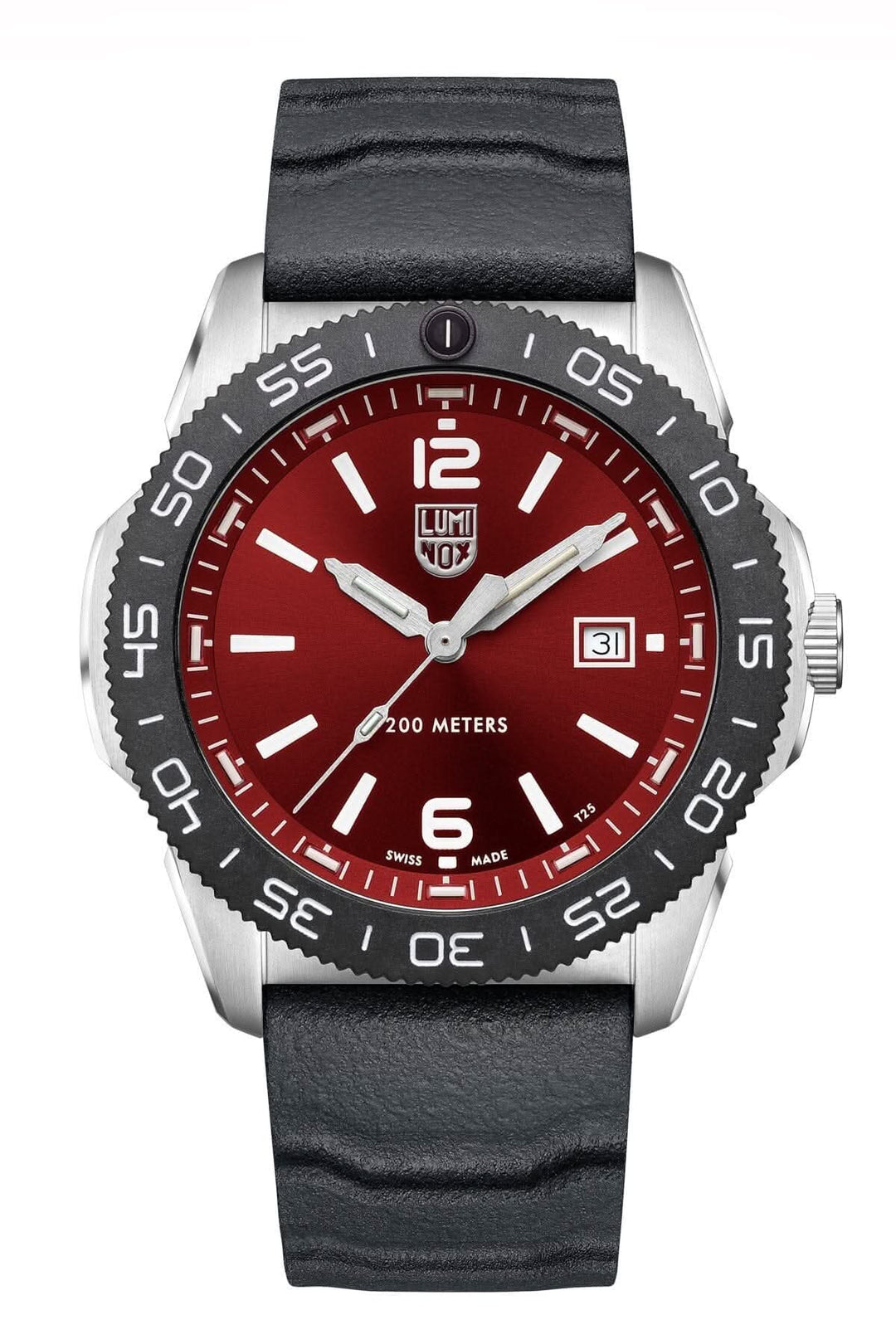 Montre Luminox Pacific Diver 3135 avec cadran rouge et bracelet noir, étanche jusqu'à 200 mètres.